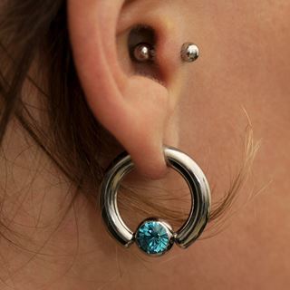 tragus piercing