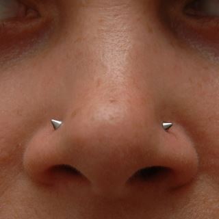 oboustranný piercing nosu
